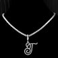 Collana girocollo a maglie in lega di zinco e ciondolo a forma di lettera alfabeto (a scelta).