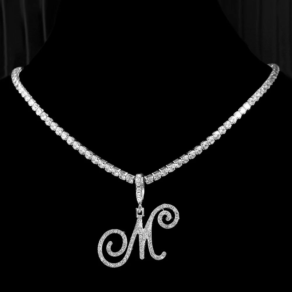 Collana girocollo a maglie in lega di zinco e ciondolo a forma di lettera alfabeto (a scelta).