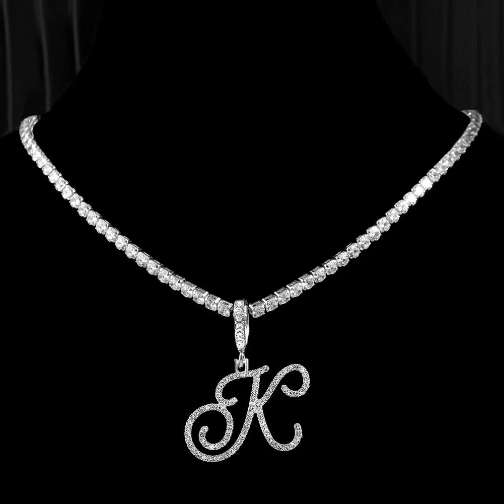 Collana girocollo a maglie in lega di zinco e ciondolo a forma di lettera alfabeto (a scelta).