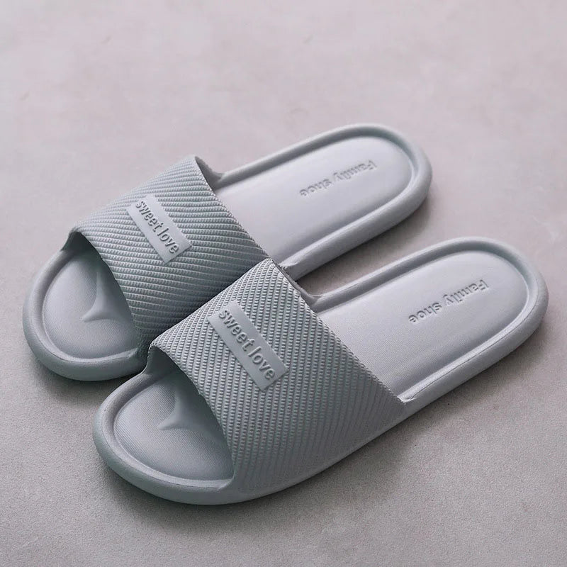 Ciabatte unisex antiscivolo. Scelta ideale per chi cerca comfort, leggerezza e praticità.