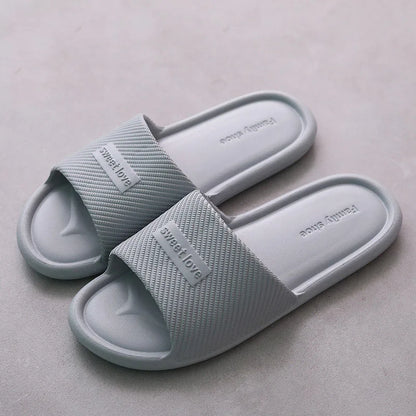 Ciabatte unisex antiscivolo. Scelta ideale per chi cerca comfort, leggerezza e praticità.
