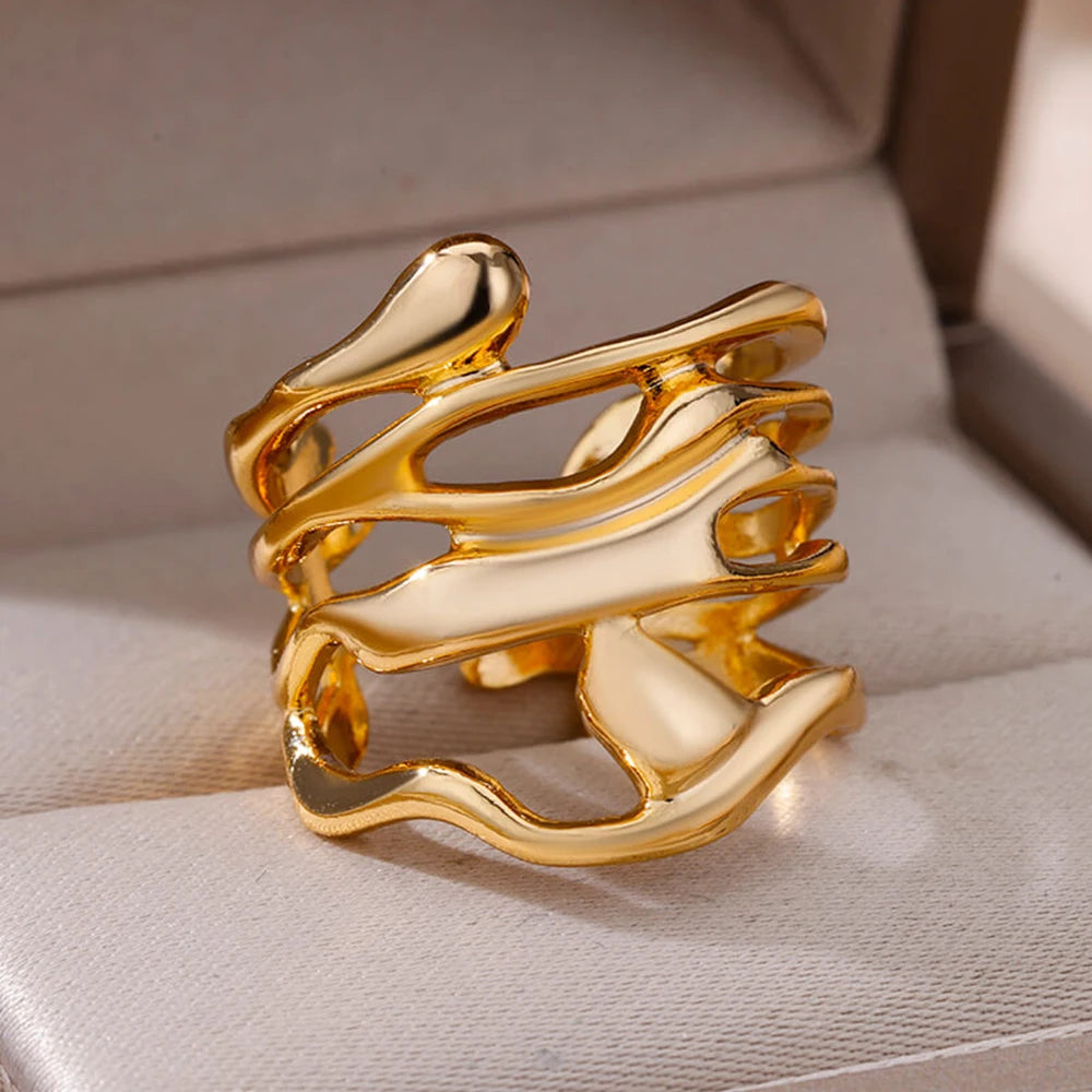 Anello in acciaio inossidabile. Selezione di varia modelli e stili di anelli: eleganza e stile per ogni donna.