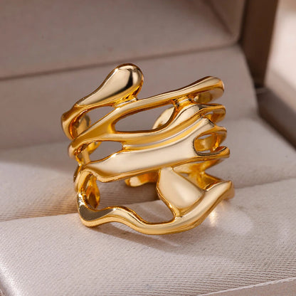 Anello in acciaio inossidabile. Selezione di varia modelli e stili di anelli: eleganza e stile per ogni donna.