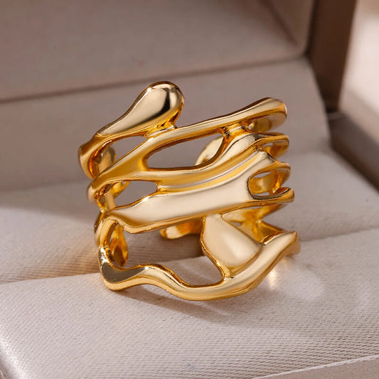 Anello in acciaio inossidabile. Selezione di varia modelli e stili di anelli: eleganza e stile per ogni donna.