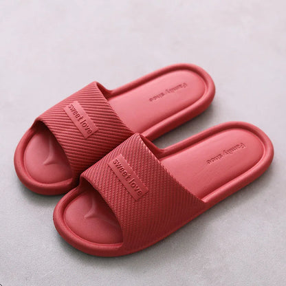 Ciabatte unisex antiscivolo. Scelta ideale per chi cerca comfort, leggerezza e praticità.