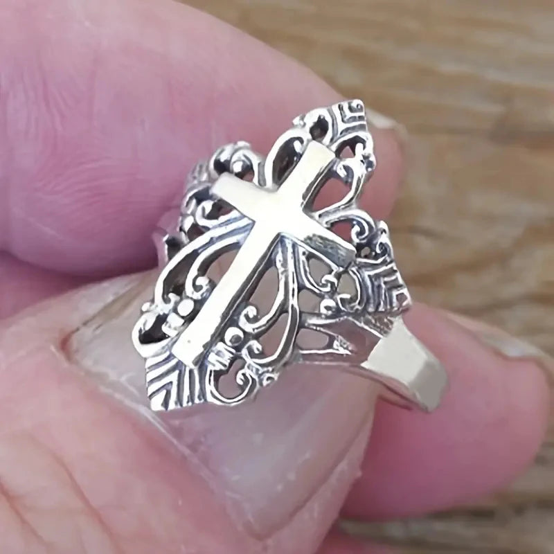 Anello a Forma di Croce: Eleganza e Simbolismo.