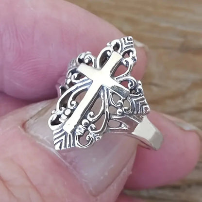 Anello a Forma di Croce: Eleganza e Simbolismo.