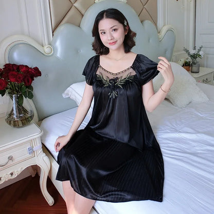 Lingerie sottoveste mezze manche da donna. Camicia da notte estiva, delicatezza, comfort e femminilità.