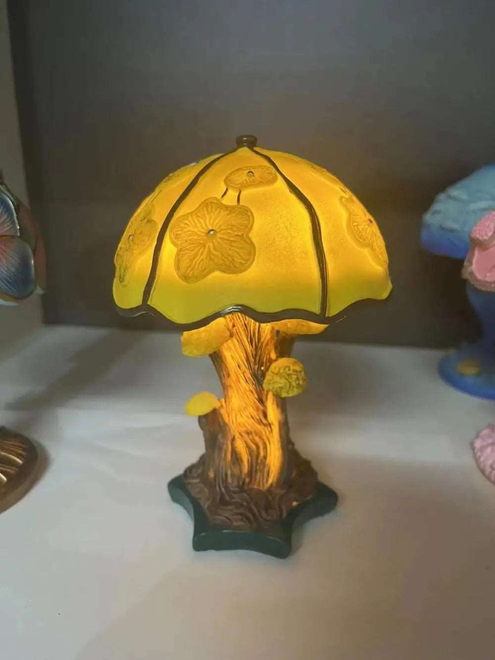 Lampada da tavolo creativa della serie di piante colorate in resina. Lampada colorata crea atmosfera a forma di fiore, fungo per camera da letto, salotto.