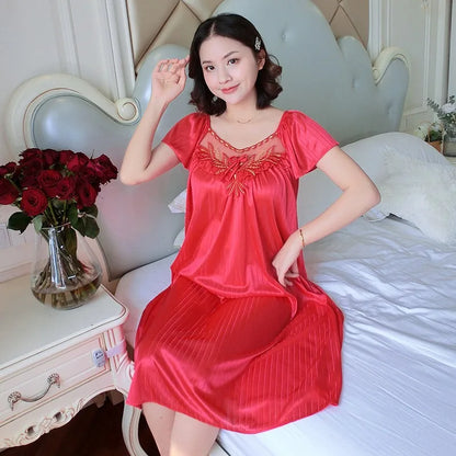 Lingerie sottoveste mezze manche da donna. Camicia da notte estiva, delicatezza, comfort e femminilità.