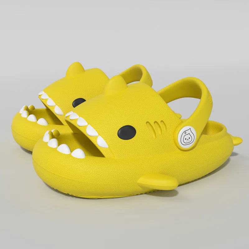 Ciabatte estive per bambini, a forma di “Squalo”. Antiscivolo e ideale per comfort, leggerezza e morbidezza.