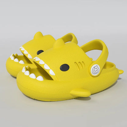 Ciabatte estive per bambini, a forma di “Squalo”. Antiscivolo e ideale per comfort, leggerezza e morbidezza.