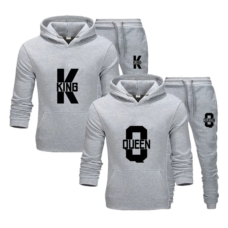 Tuta sportiva unisex autunno/inverno, completo due pezzi: pantaloni e maglia con cappuccio. Quattro colori, 2 modelli.