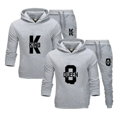 Tuta sportiva unisex autunno/inverno, completo due pezzi: pantaloni e maglia con cappuccio. Quattro colori, 2 modelli.