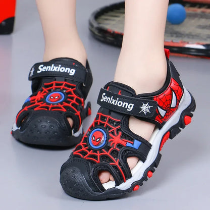 Sandali estivi "Spider-Man" per bambino  con chiusura a strappo. Antiscivolo e ideali per comfort, leggerezza e praticità.